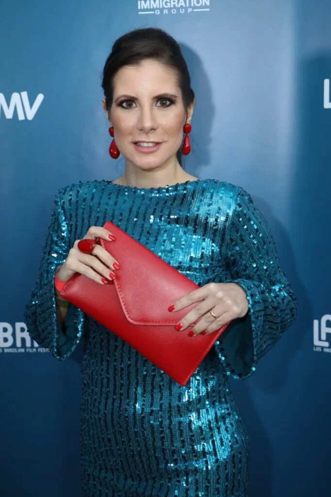 Evelyn Montesano brilha no tapete vermelho em Hollywood.