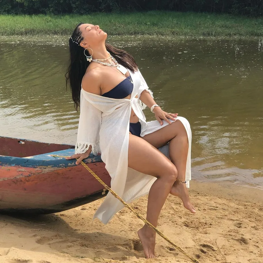 Monica Carvalho curte praia paradisíaca e ganha chuva de likes